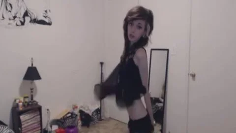 Emo Rachitique Streap Devant Sa webcam