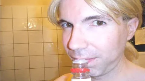 Sthis manmale dressED IN YELLOW