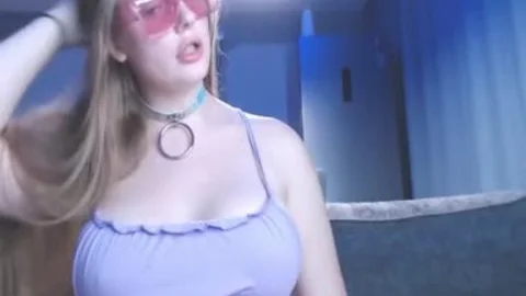 Curvy tranny babe Teasing On cam