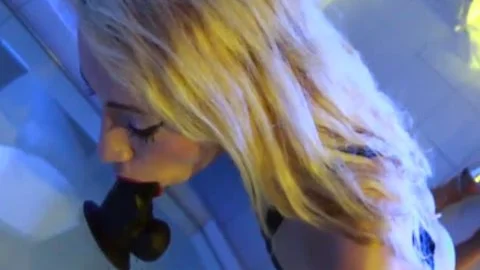 shemale Sasha De Sade Peeing Then Deepthroating Dildos